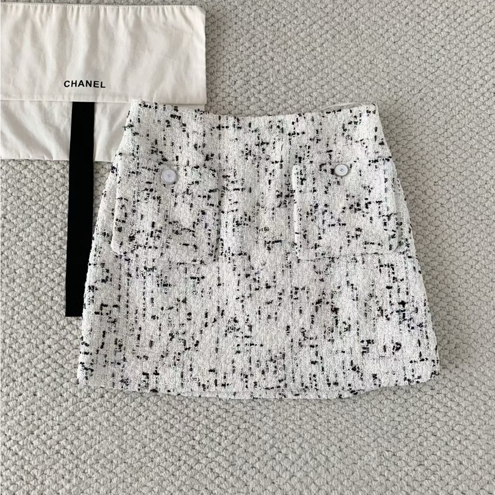 CHANEL White Tweed Mini Skirt with Black Flecking